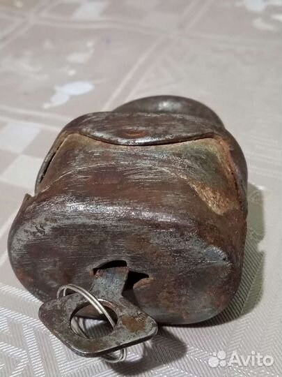 Навесной замок старинный и ключ