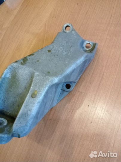 Кронштейн опоры двигателя левый Volkswagen Passat