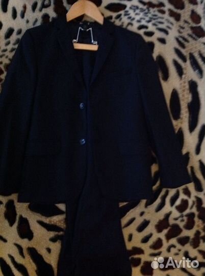 Школьный костюм и кроссовки