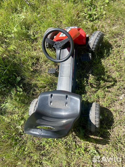 Педальная машинка