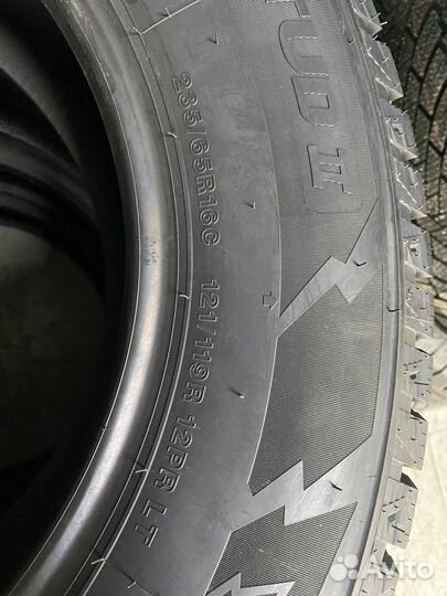 Royal Black Royal Stud II 235/65 R16C 121R