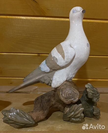 Гжель. Фарфоровая статуэтка. Голубь на ветке