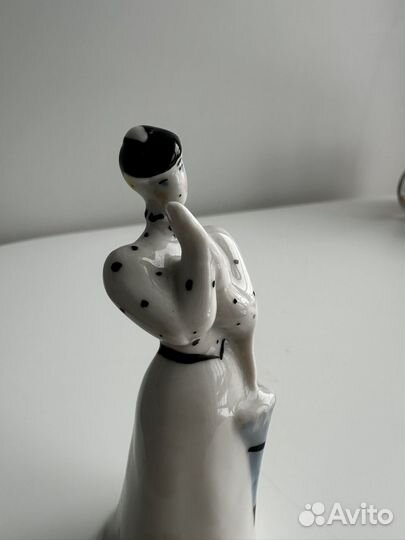 Фарфоровая статуэтка 