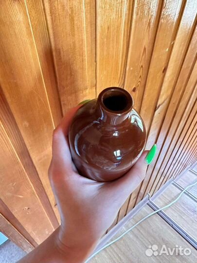 Интерьерная глиняная ваза с узким горлышком