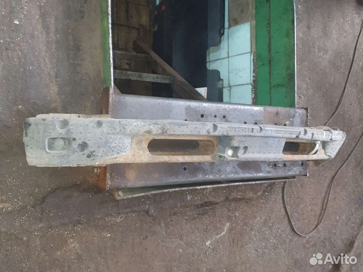 Усилитель переднего бампера Крайслер Вояджер 3