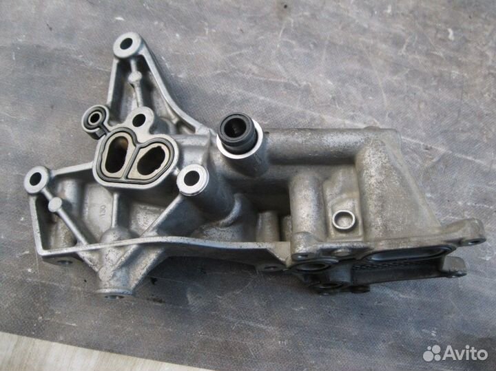 Фольксваген Гольф 6 Кронштейн масляного фильтра