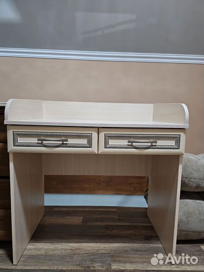 Туалетный столик с зеркалом