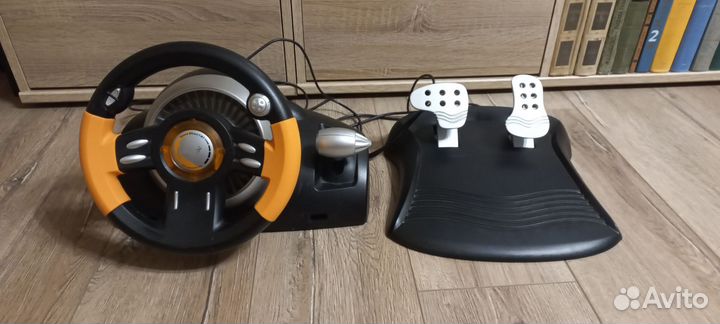 Игровой руль с педалями