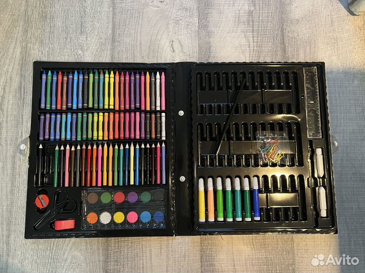 Набор юного художника для рисования в чемоданчике