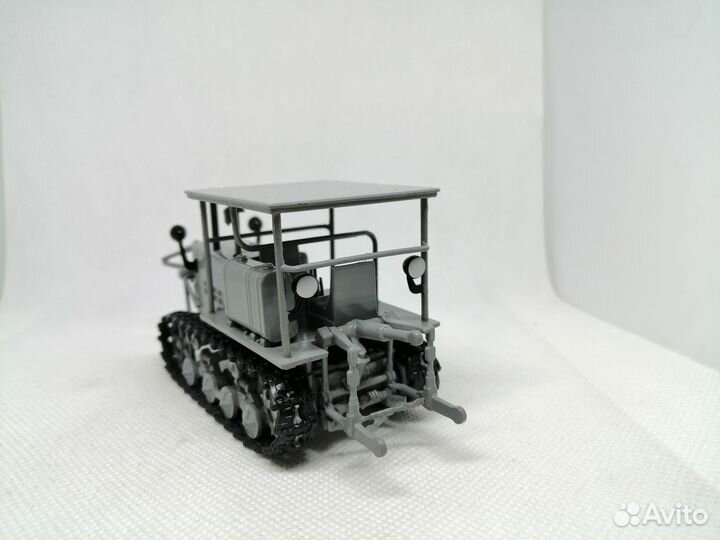 Модель Гусеничный трактор «дт-57»