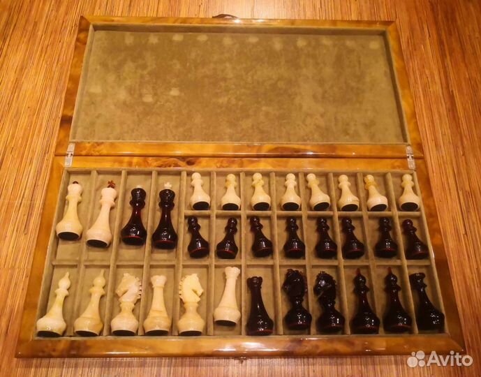 Шахматы из янтаря