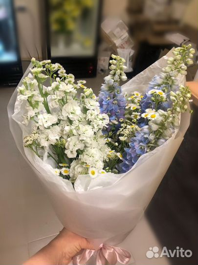 Букет из матиоллы и дельфиниума