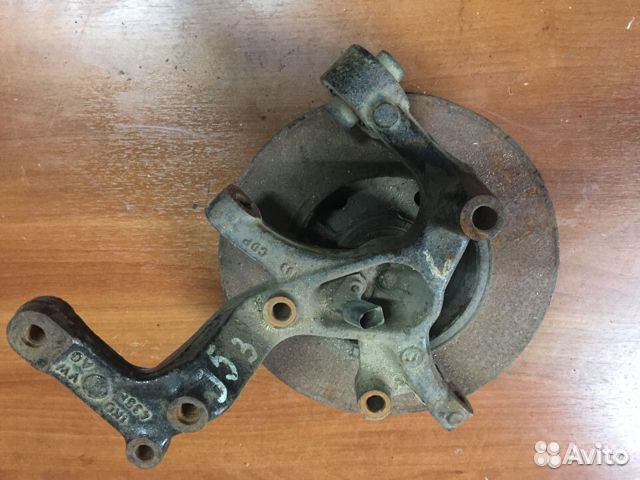 Кулак Гольф 6 задний правый 1K0505436p