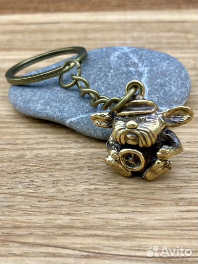 Брелок бронзовый авто домовой фигурка