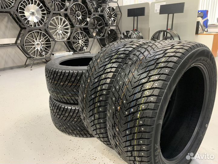 Zmax Winternova Stud II 275/40 R21 и 315/35 R21 107T