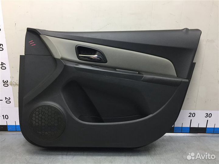 Обшивка двери передняя правая Chevrolet Cruze J300