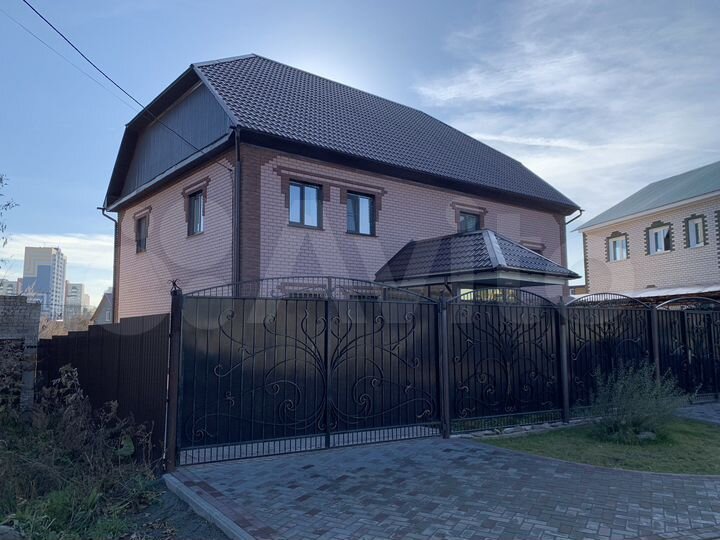 Коттедж 382 м² на участке 10 сот.