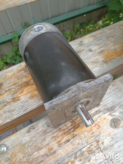 Шаговый двигатель