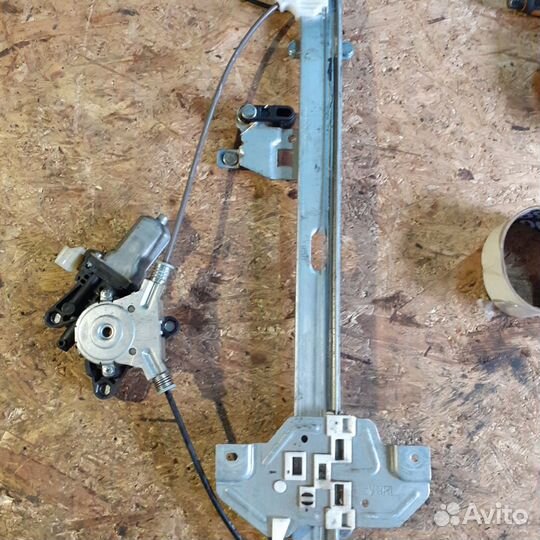 Мотор стеклоподъемника задний левый KIA carnival