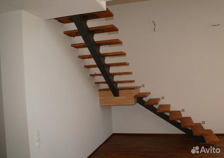 Металлокаркас Лестницы на Ломанном Косоуре в Дом