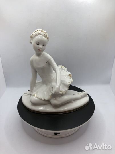 Фарфоровая Статуэтка 