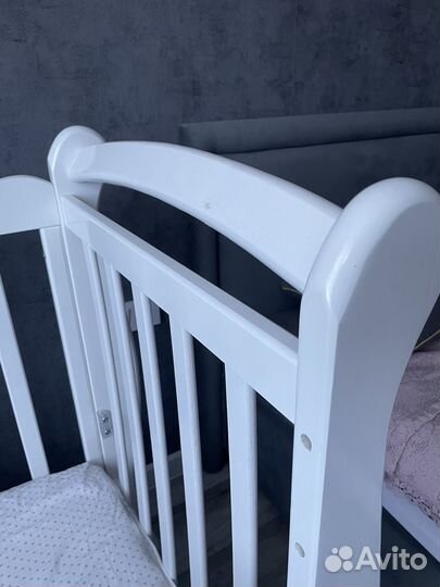 Детская кроватка с маятником