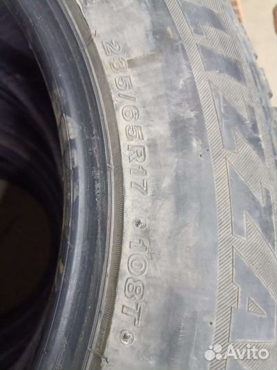 Bridgestone Blizzak Spike-01 235/65 R17 108T