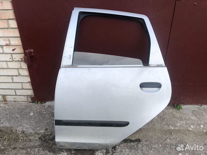 Mitsubishi Colt дверь