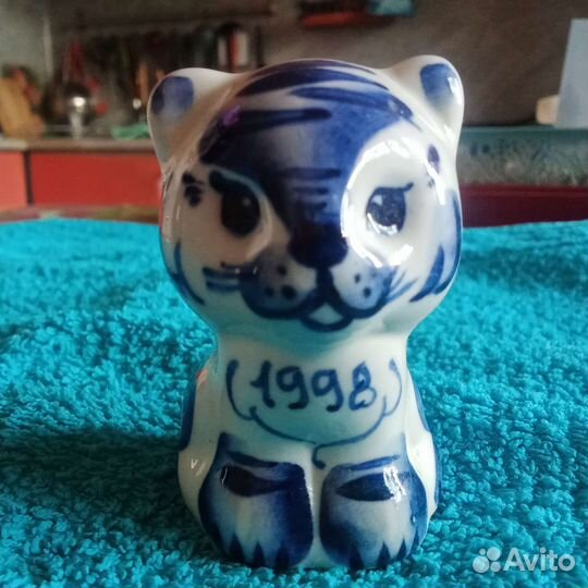 Фарфоровые статуэтки. Гжель. Тигренок