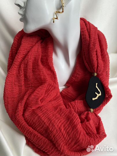 Шарф с декором на магнитной застежке