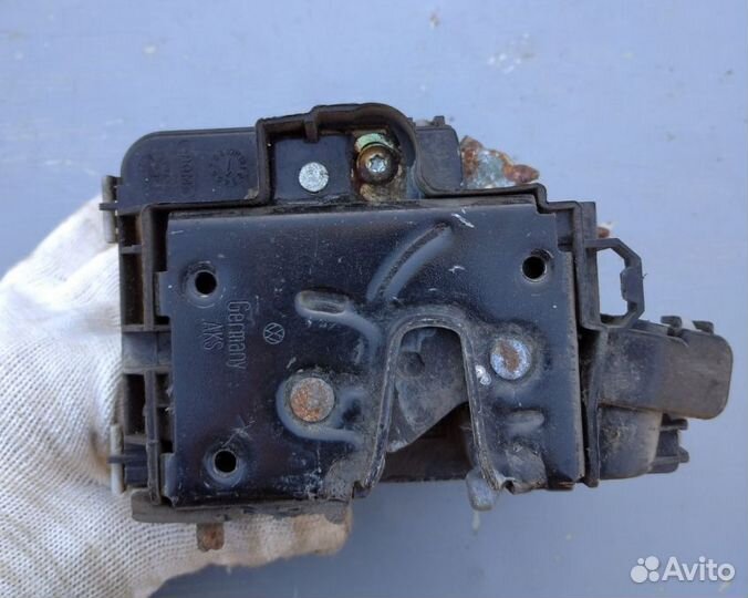 Замок задней левой двери Volkswagen Polo 3