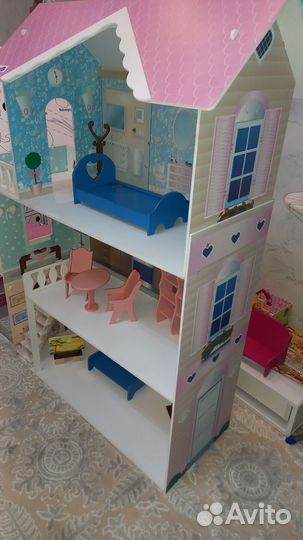 Большой кукольный домик с мебелью