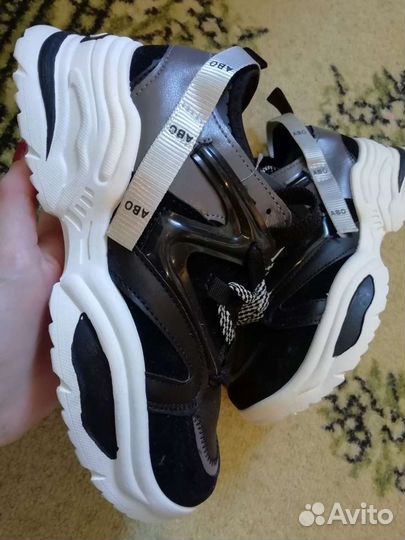 Кроссовки новые р37