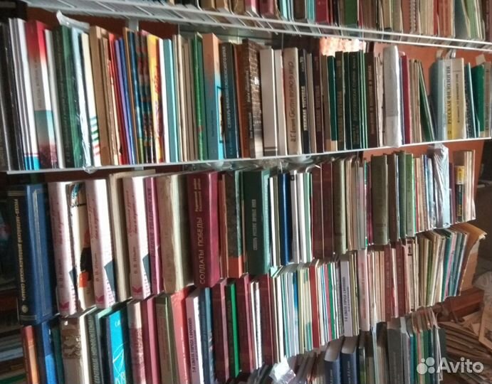 Металлическая переносная полка для книг