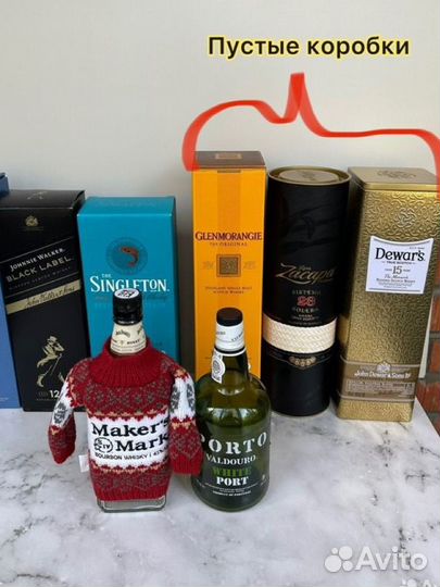 Пустые бутылки и коробки от алкоголя