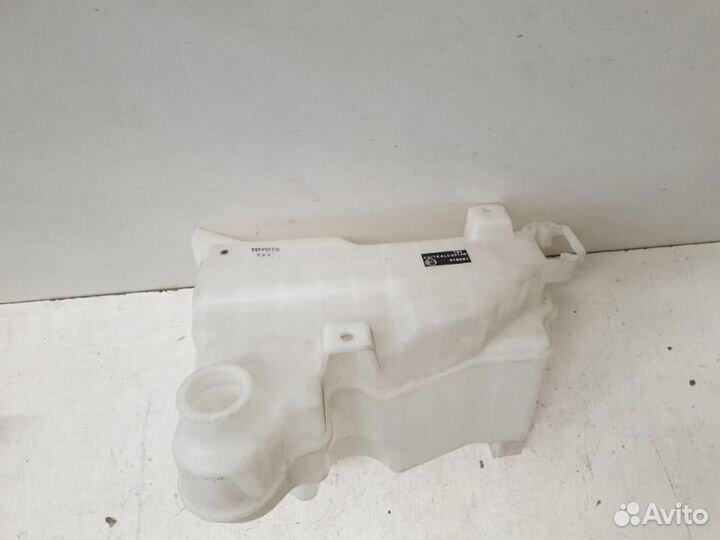 Бачок омывателя Toyota Hilux 8 2015