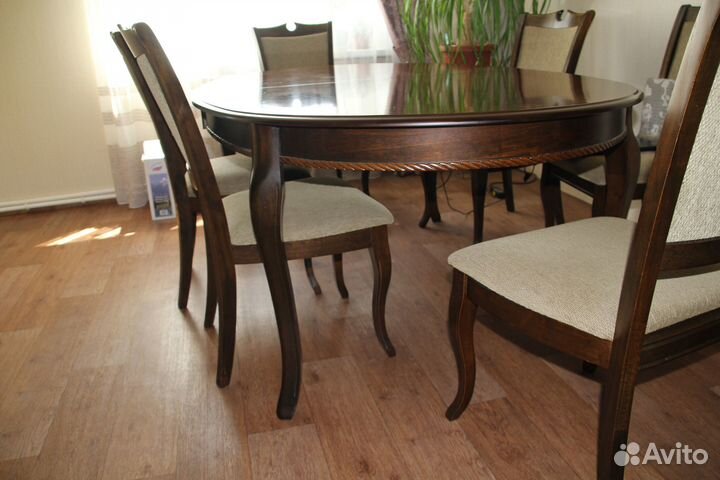 Стол со стульями