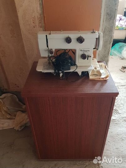 Машина швейная электрическая 143 Подольск в тумбе