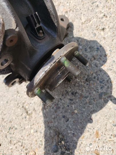 Поворотный кулак со ступицей левый форд фокус 3