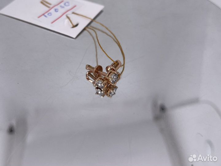 Золотые серьги гвоздики с бриллиантами