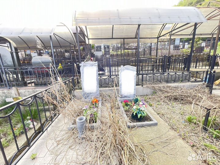 Уборка могил на кладбище