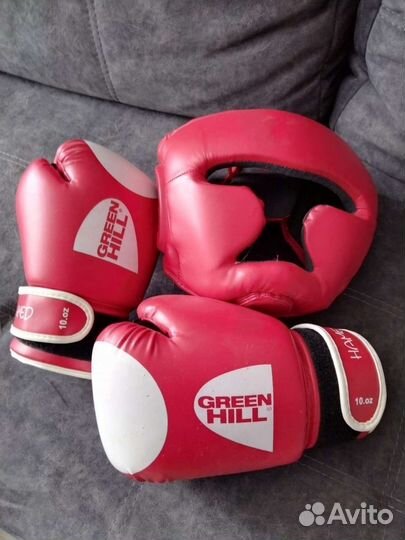 Боксерские перчатки и шлем