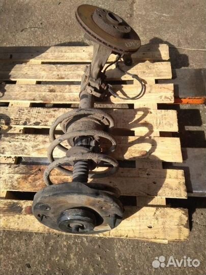 Стойка амортизатора передняя правая Renault рест