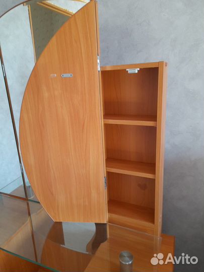 Туалетный столик с зеркалом