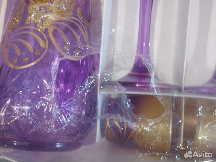 Графин с рюмками и бокалами