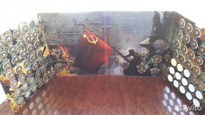 Коллекционный альбом с монетами