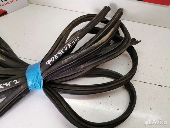 Уплотнитель крышки багажника (Ford Focus)