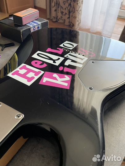 Электрогитара squier fender hello kitty