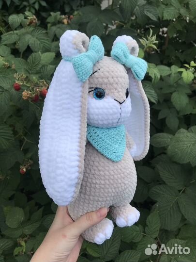 Вязаная Зайка с бантиками