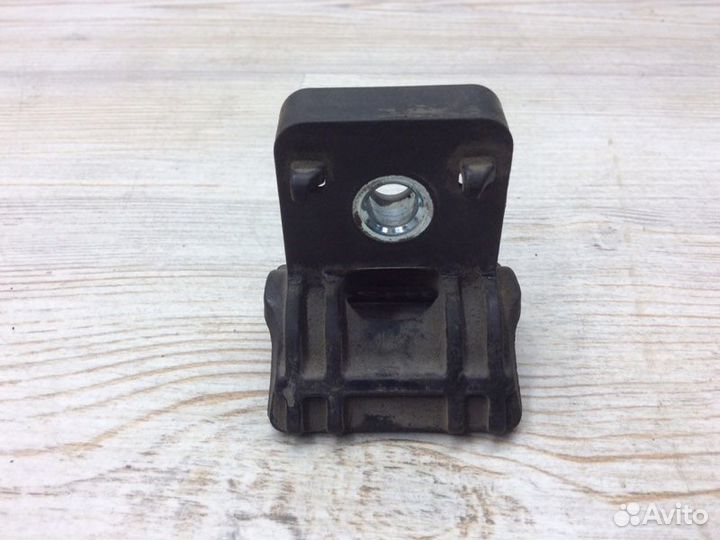 Кронштейн радиатора Opel Astra J A14NET 2012